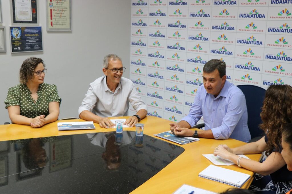 Ao centro o prefeito de Indaiatuba, Nilson Gaspar, durante a coletiva. Do lado esquerdo o Secretário de Govern de Indaiatuba, Sérgio Wolf e a responsável pelo marketing, Andresa Fernandes. Do lado direito a gerente do Ciesp Indaiatuba, Anita Parizzi.