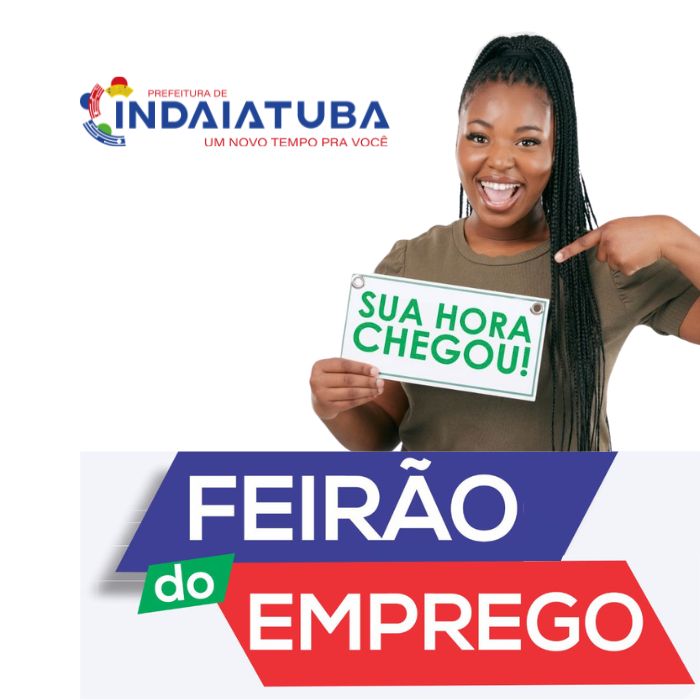 Imagem mostra uma mulher segurando uma folha de papel escrito
