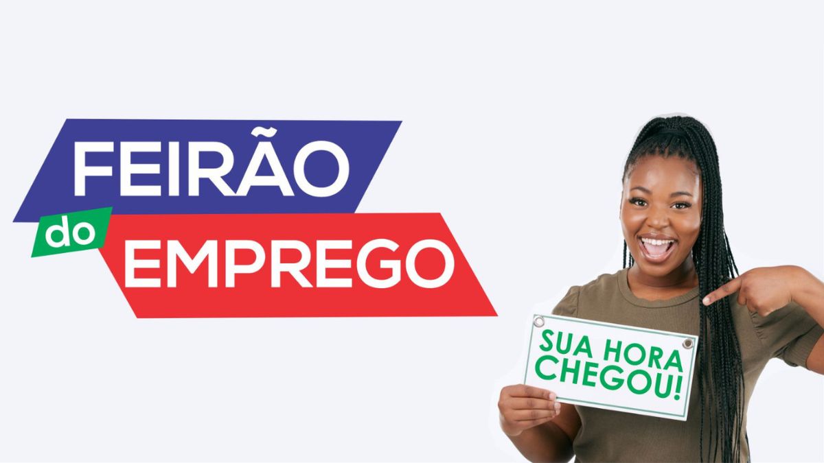 Imagem mostra uma mulher segurando uma folha de papel escrito
